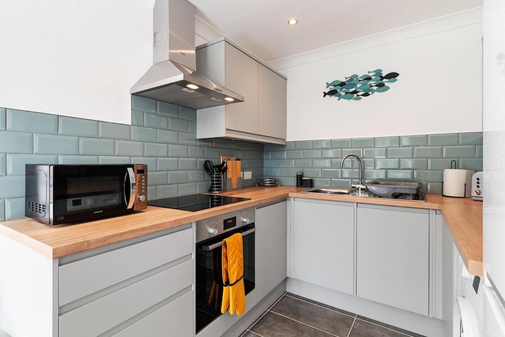 25 Coedrath Park - Sea Views From Balcony Short Walk to Beach Parking