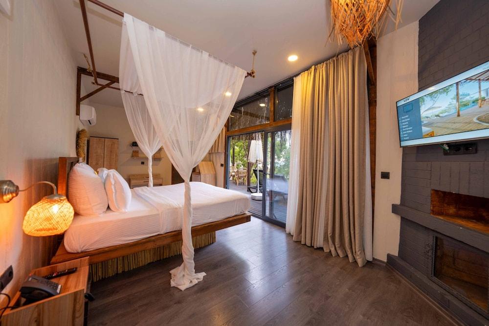 Lov Faralya (+16 Adults Only)