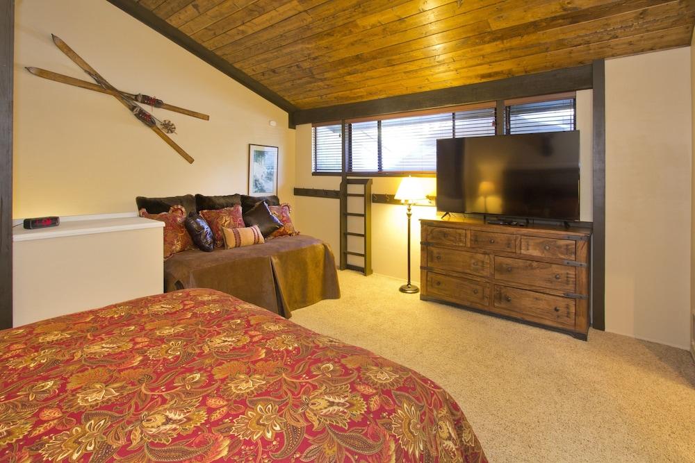 St. Anton Street View 2-bedroom Condo w/ Full Kitchen