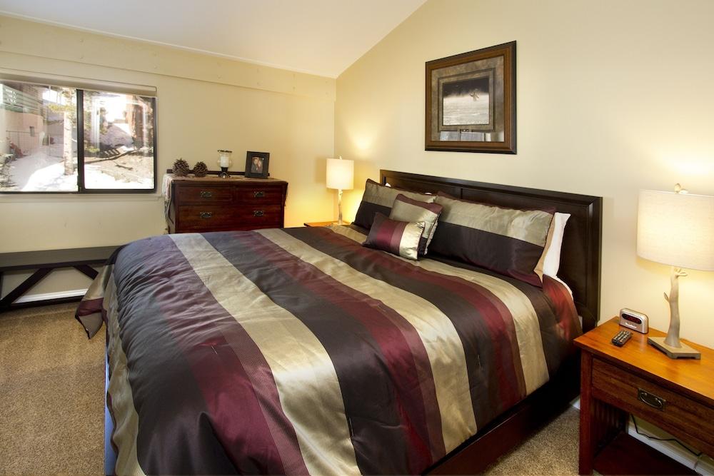 St. Anton Street View 2-bedroom Condo w/ Full Kitchen