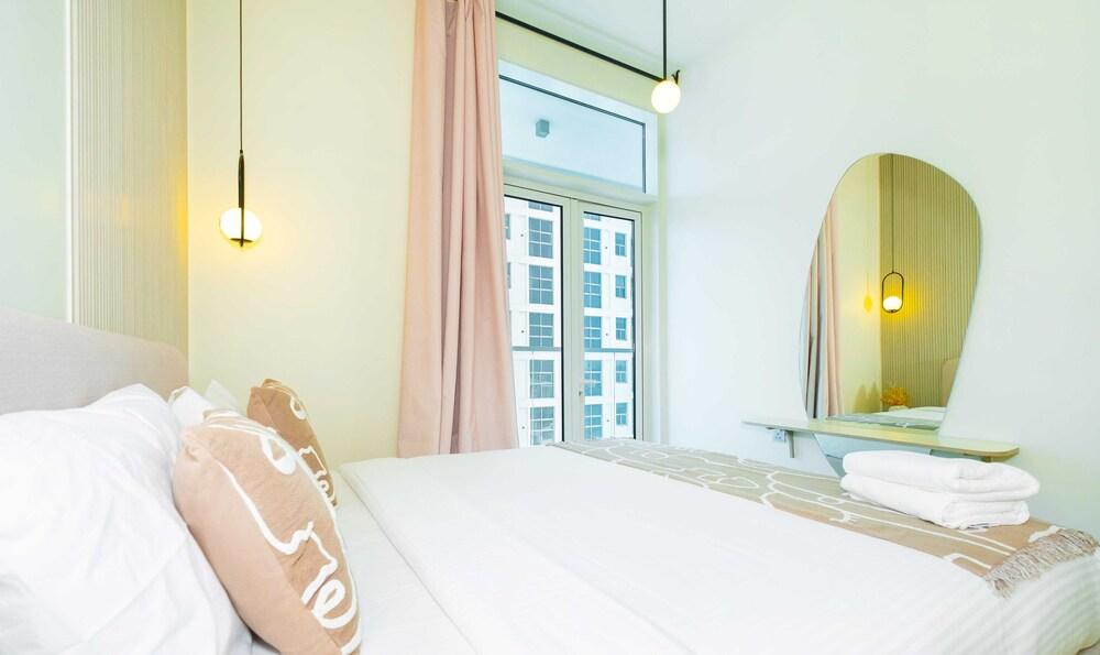 LUX The Modern Marina Suite 2 bed