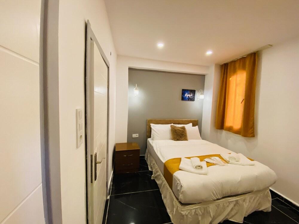 Happy Dreams Apart Hotel