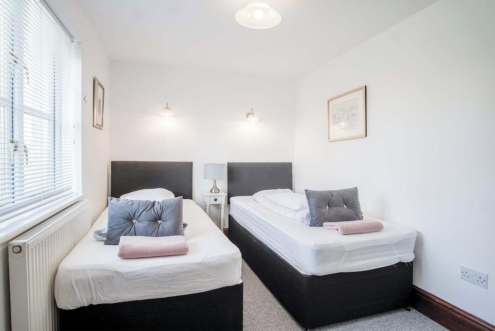 Angle Adventures - 4 Bed Cottage - Angle