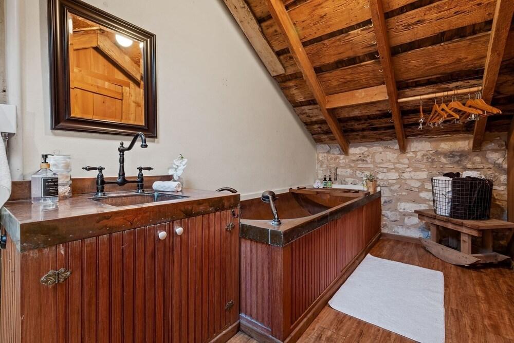 Nimitz Loft 1 Bedroom Cabin by Redawning