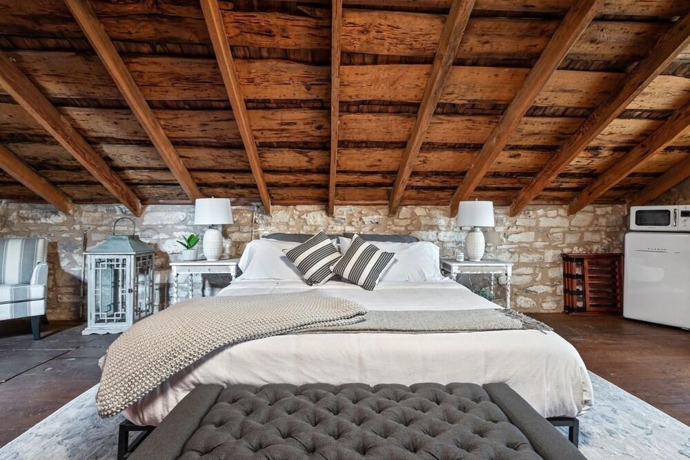 Nimitz Loft 1 Bedroom Cabin by Redawning