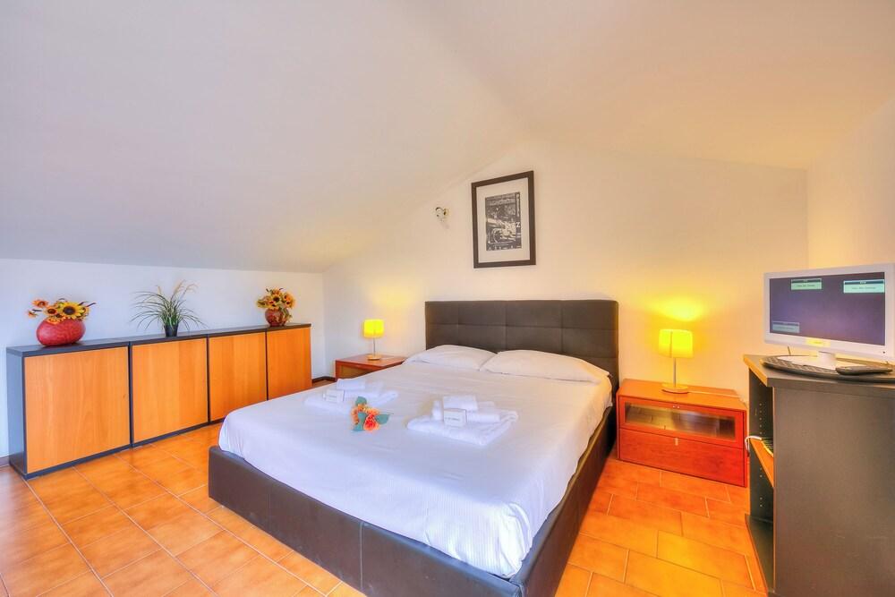 Susy With Lake View and Relax in Pool