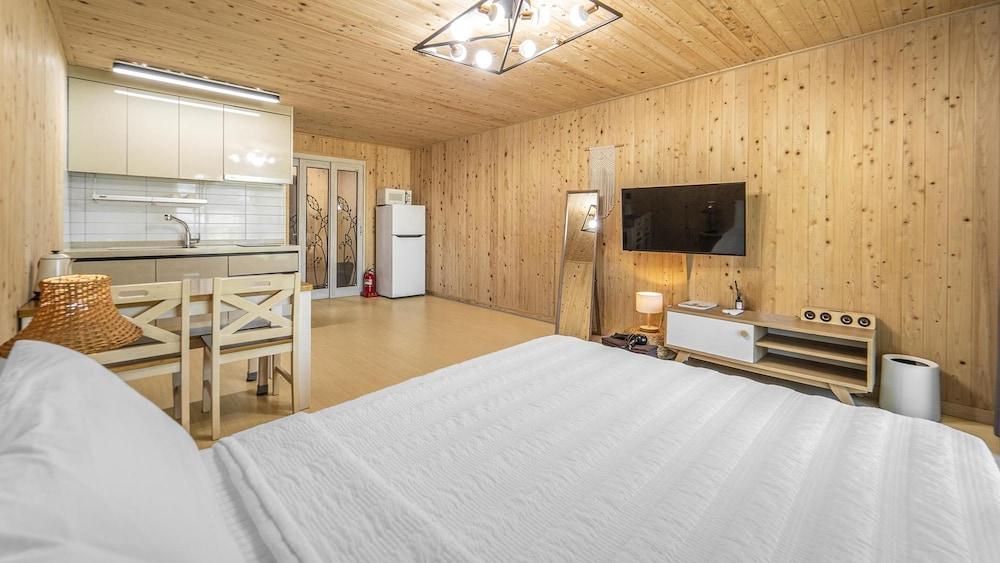 Jeju Timberhouse Pension