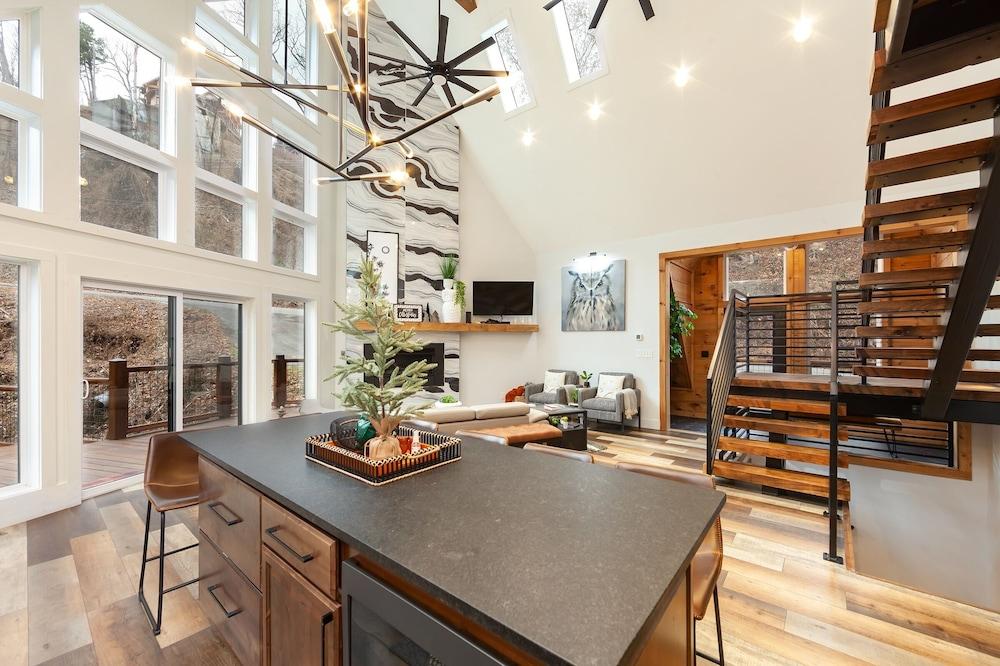 Night Owl 3 Bedroom Cabin by RedAwning