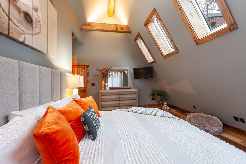 Night Owl 3 Bedroom Cabin by RedAwning