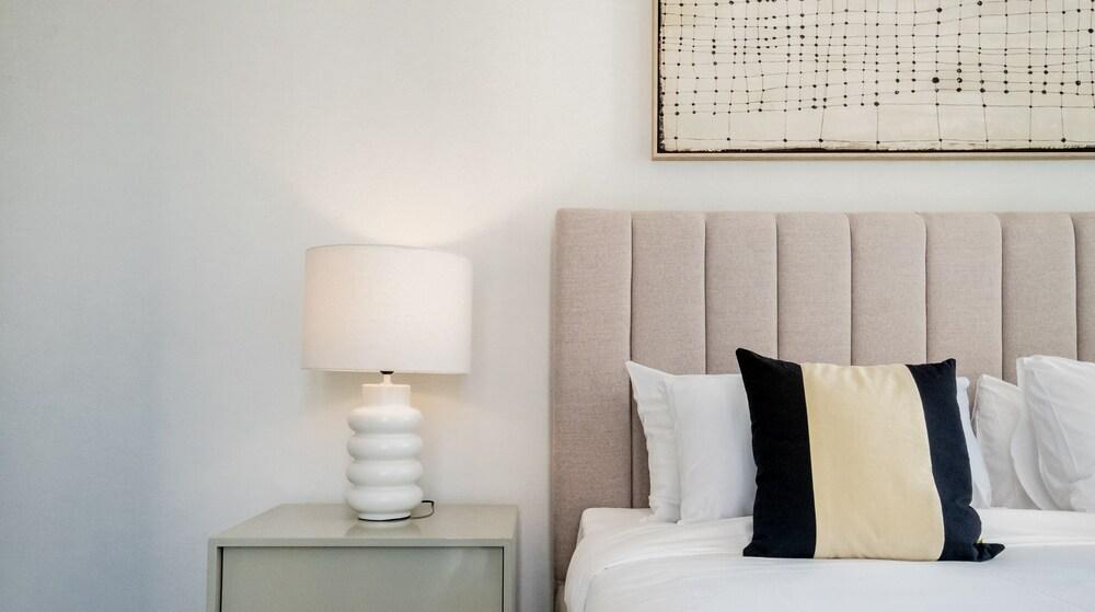 LUX Contemporary Suite Marina View 4