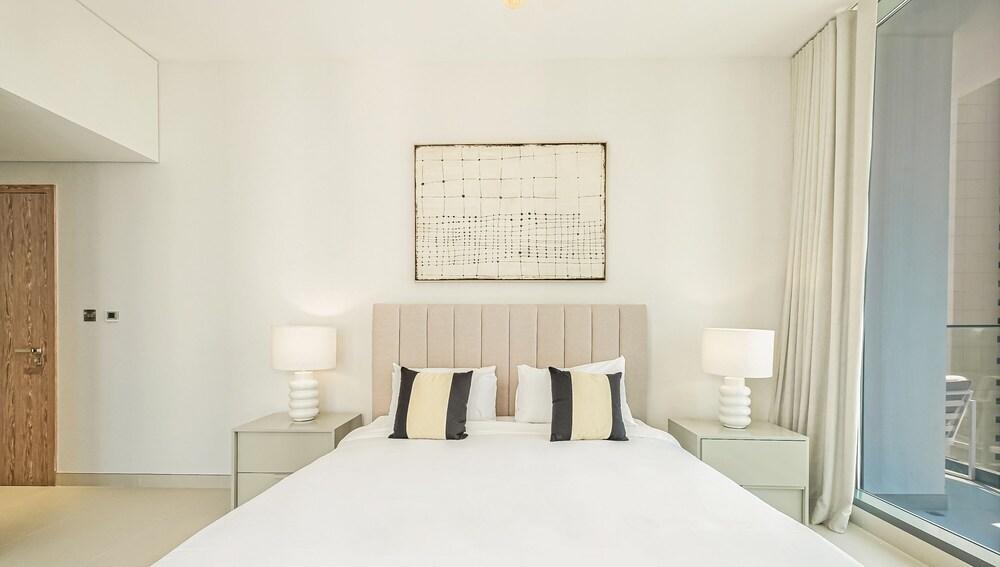 LUX Contemporary Suite Marina View 4