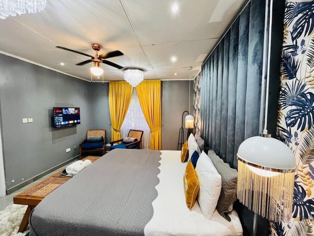 Luxurious Villa With Private Pool, Hot Tub and Bar