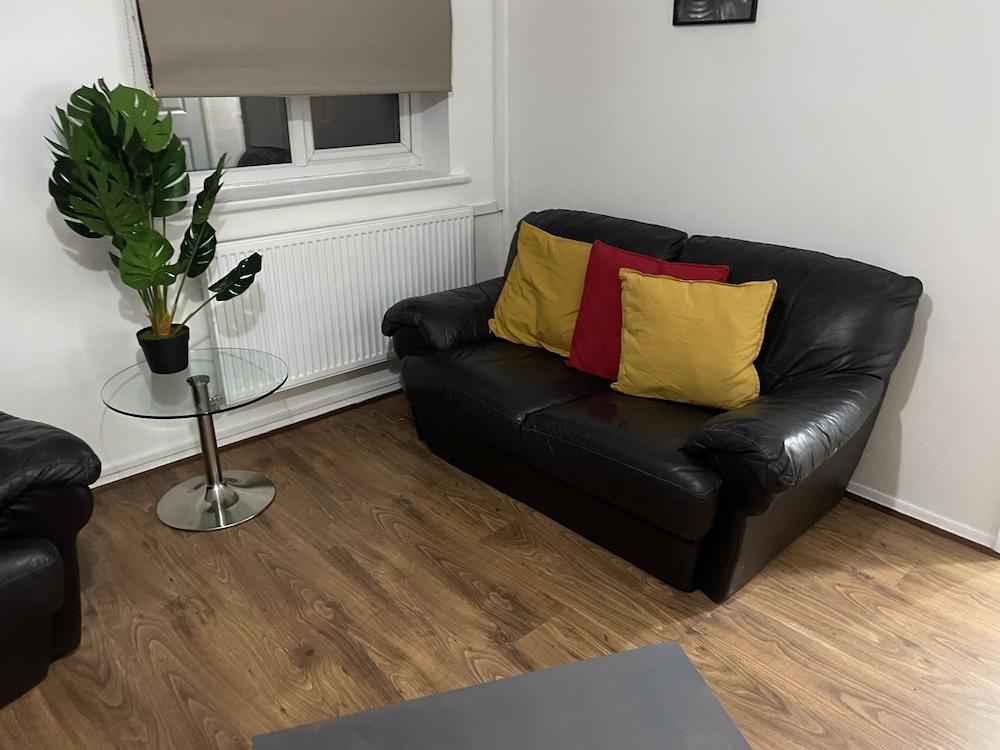 Tividale Mews B69 2 Bed Flat With Garden Parking