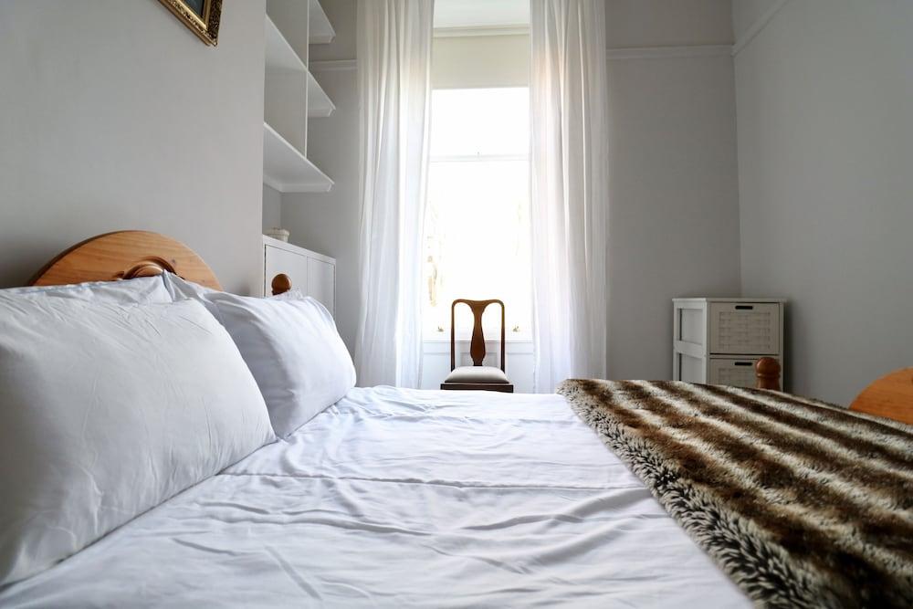 Period Deco flat in west end