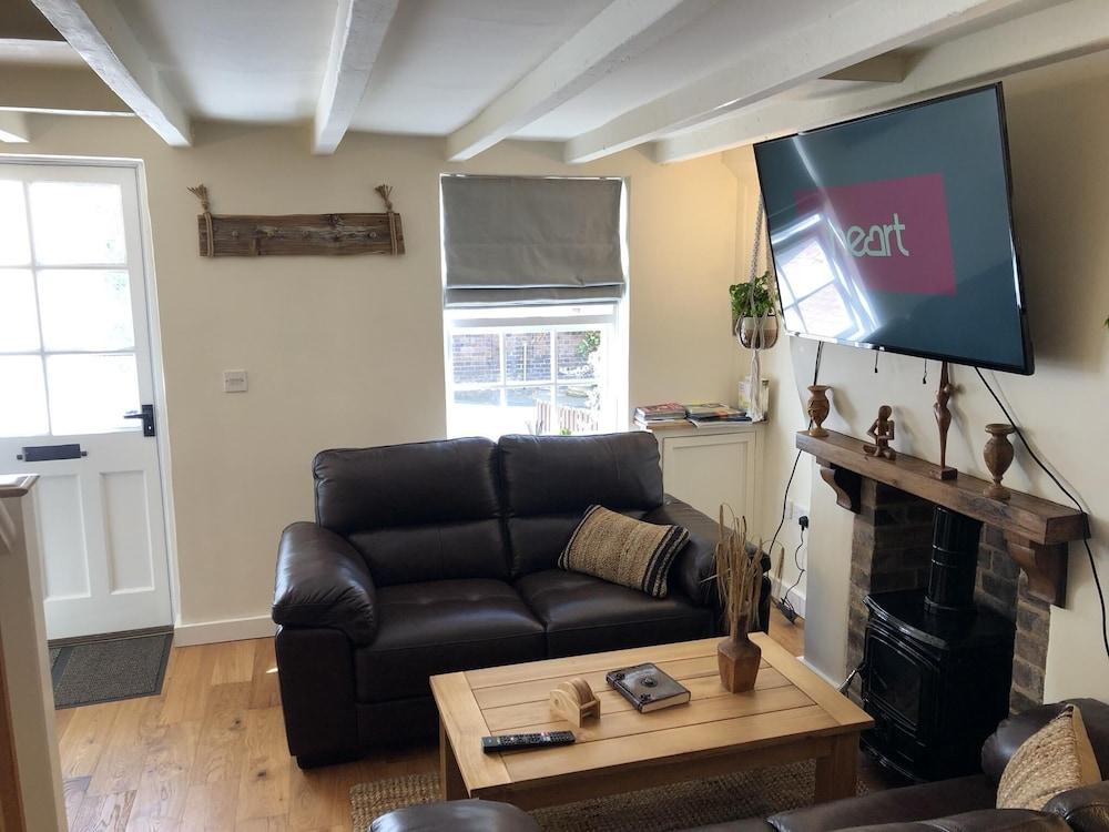 2 Bed Cottage - Sleeps 4 - Parking - Wifi