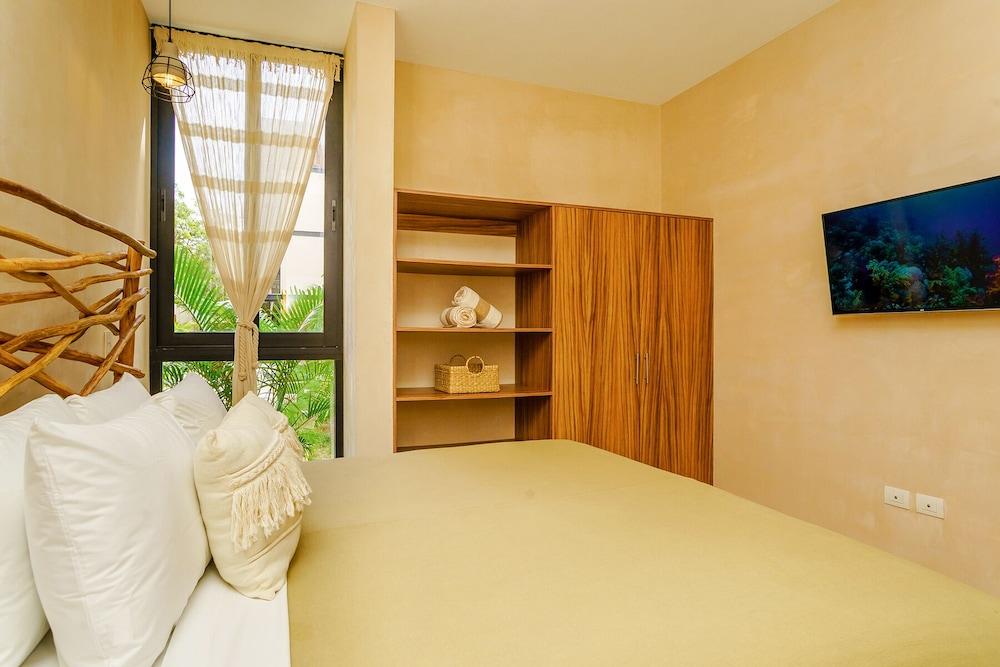 Luminous Private Pool Condo & Communal Rooftop Pool Lounge