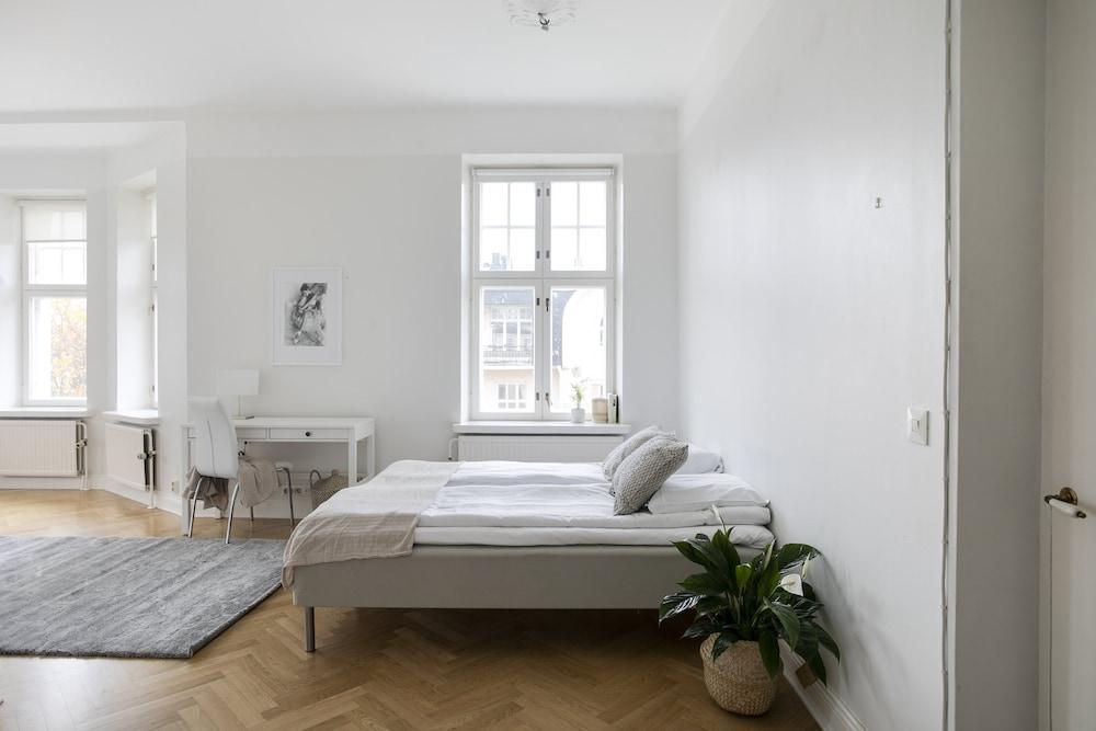 Grand luminous 150m2 2BR aptmnt in Eira