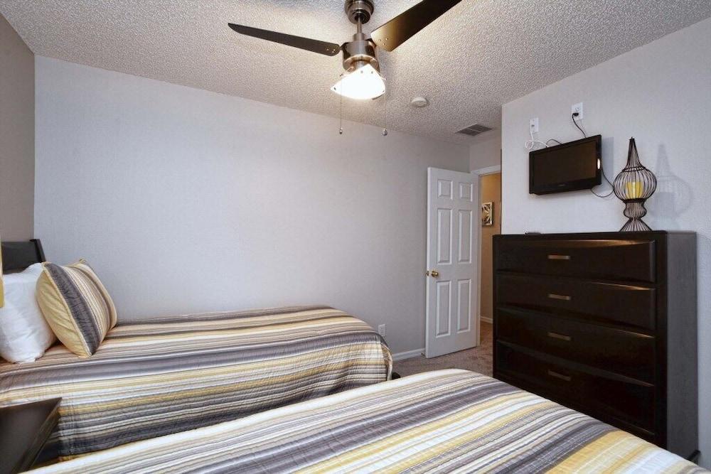 Emerald 4 bedrooms with Pool - 2201Em 4 Home by RedAwning