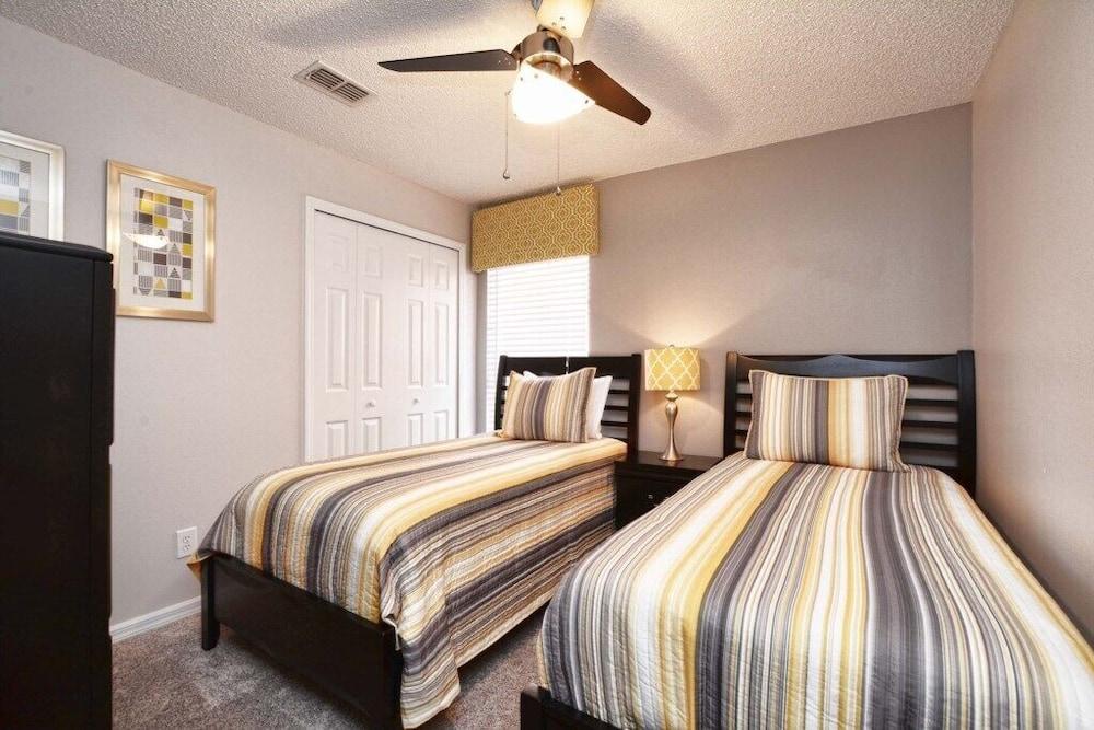 Emerald 4 bedrooms with Pool - 2201Em 4 Home by RedAwning