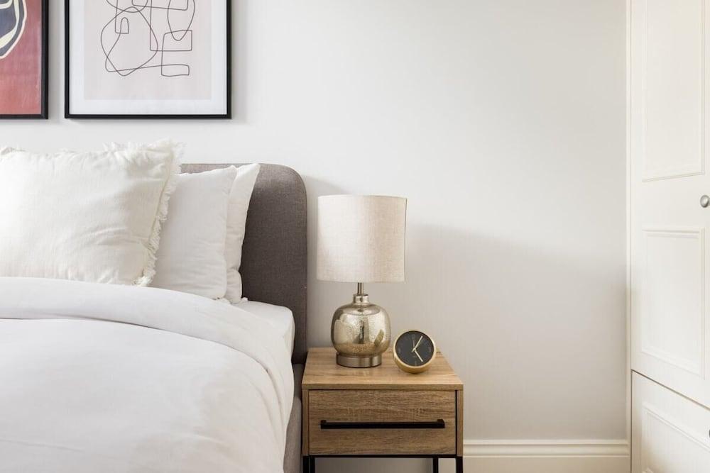The Margravine Maisonette - Modern & Bright 2bdr Flat