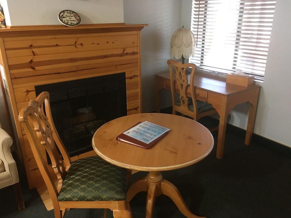 Whispering Pines Lodge