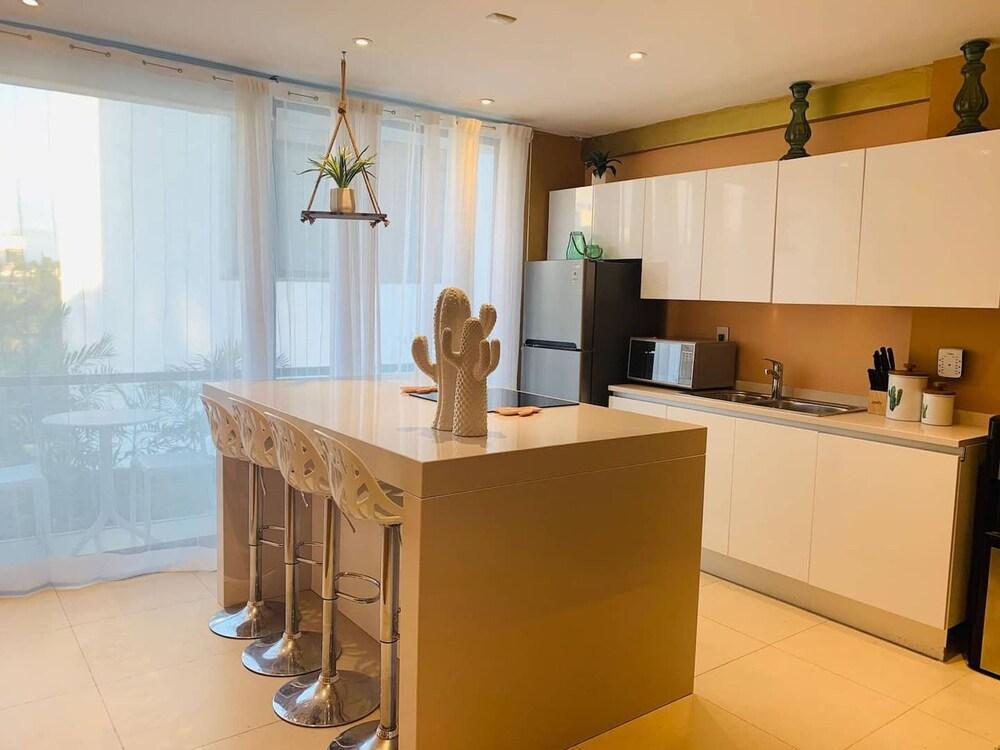 Modern Condo quiet and close to beach