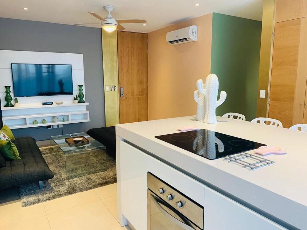 Modern Condo quiet and close to beach