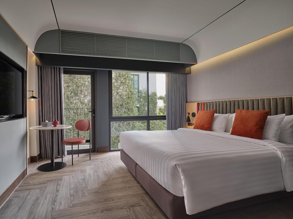 The Quarter Onnut by UHG