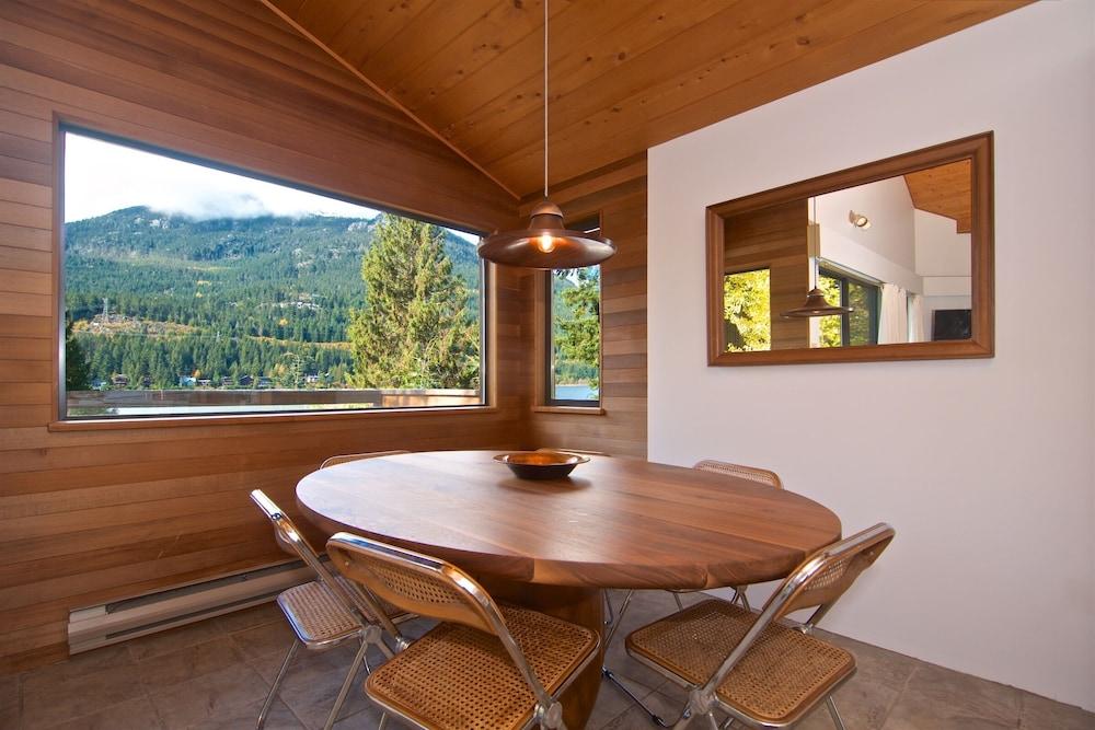 Lakefront Chalet with private dock