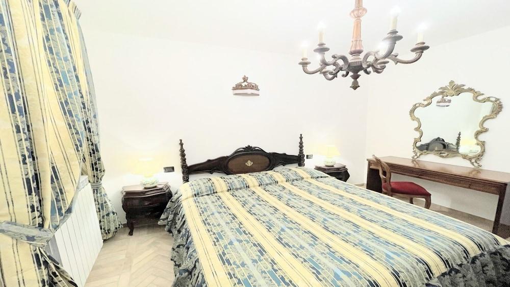 Charming Villa - Lake View and Private Pool