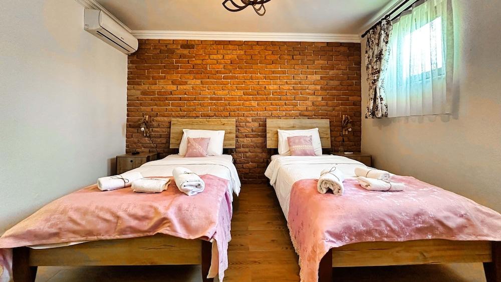 Adayel Otel & Bağ Evi