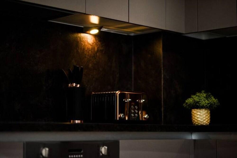 ✰Spacious 2 Bedroom Flat, Close to Train Station✰