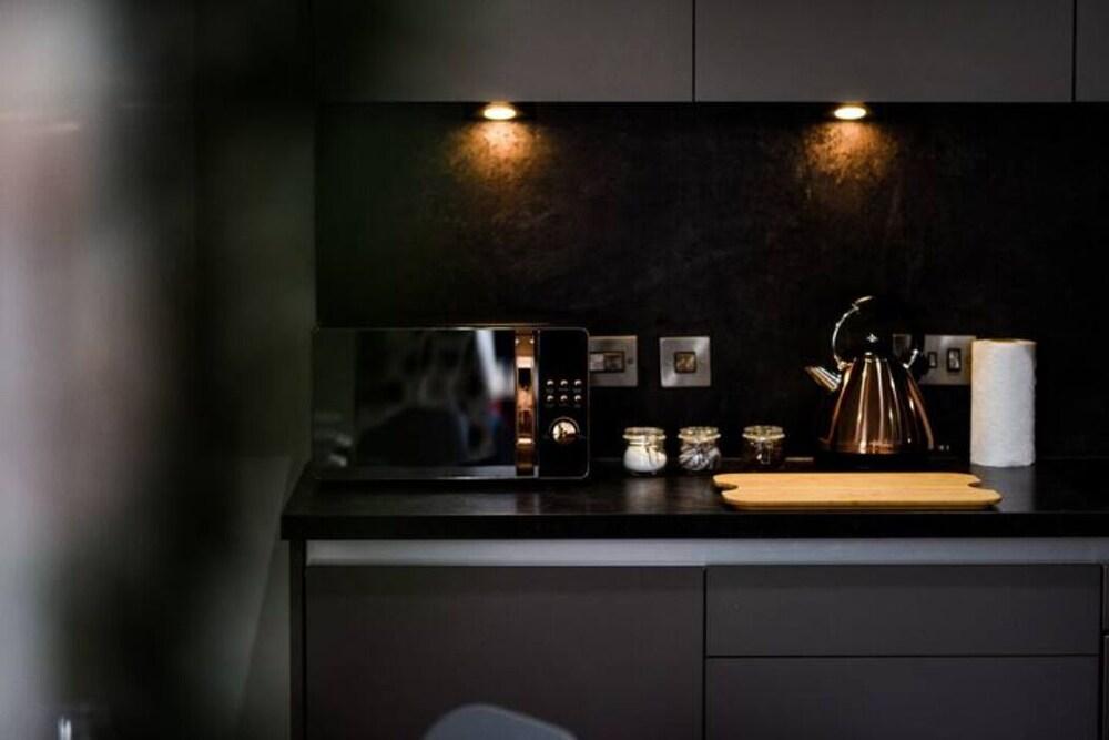 ✰Spacious 2 Bedroom Flat, Close to Train Station✰