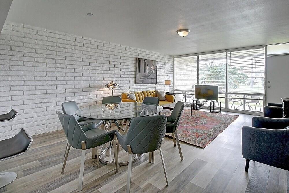 Happy While 2 Bedroom Condo by Redawning