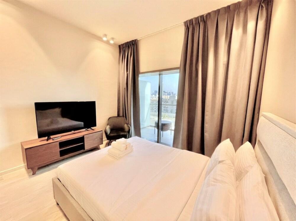 Stunning Park View Studio With Balcony