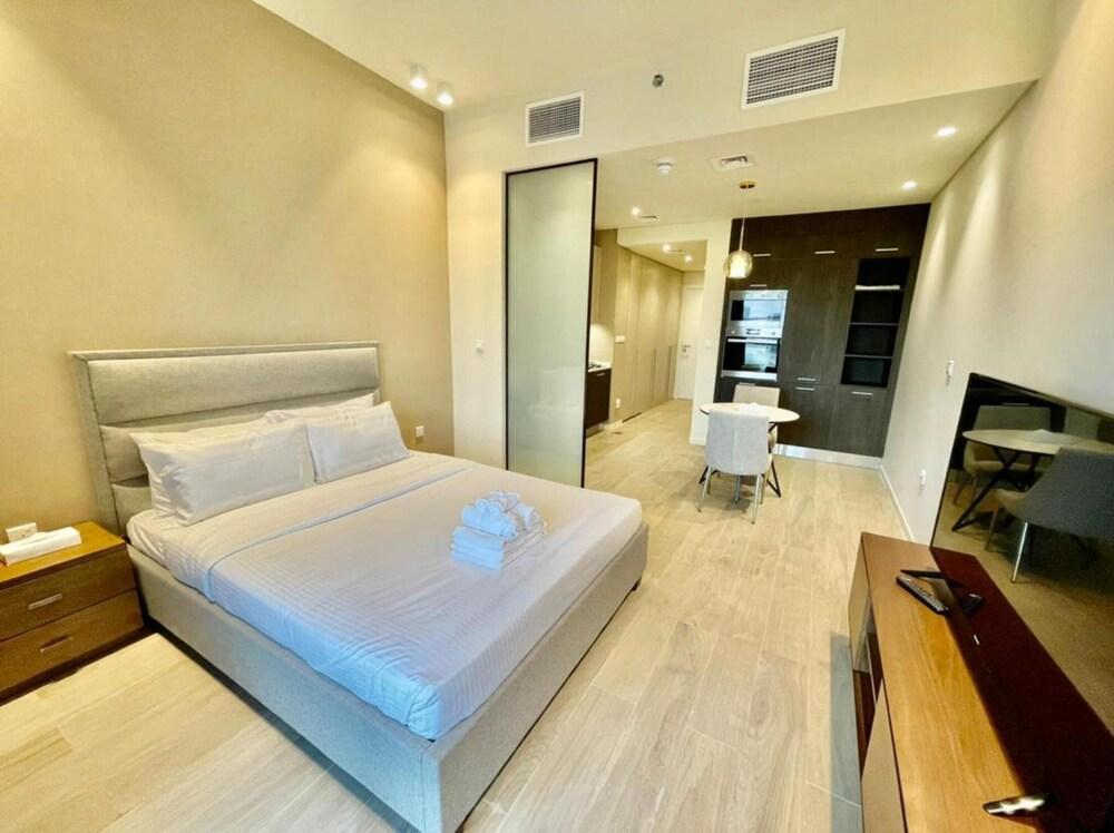 Stunning Park View Studio With Balcony