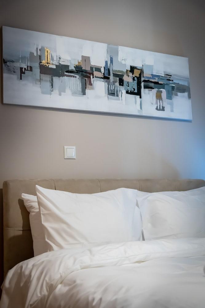 2br renovated flat close to metro