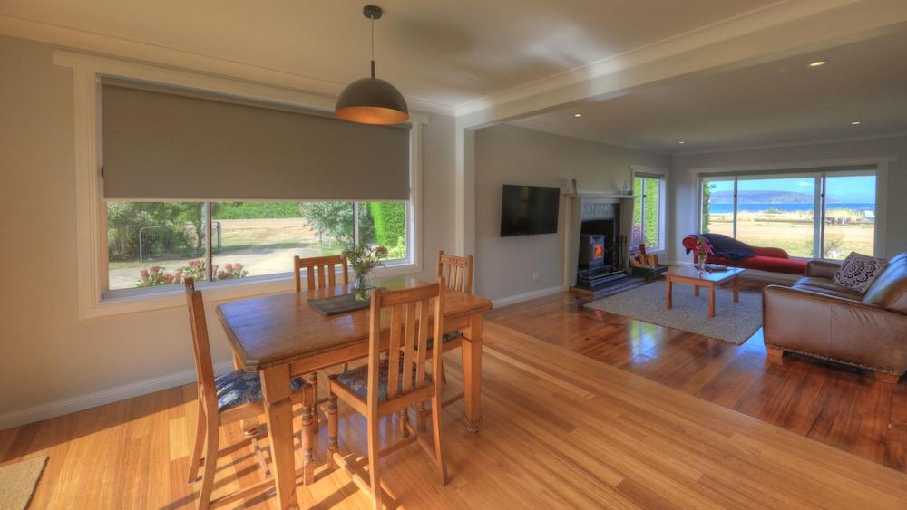 Castaway Cottage - Essentially Tas
