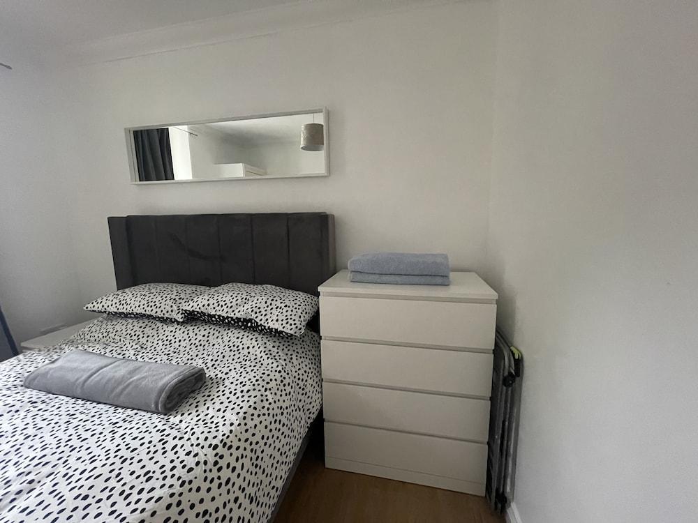 Modern 2 bed Apartment With sea Views