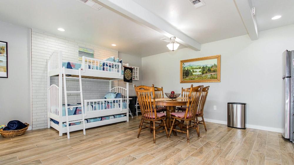 Waterfront 5 BR w/ Hot Tub Sleeps 13!