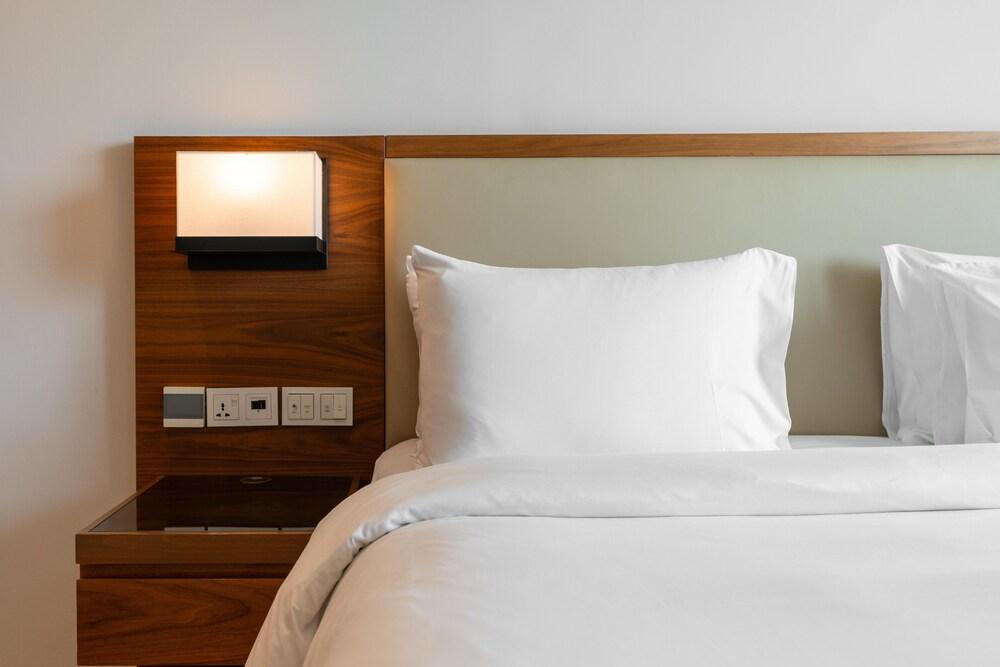 SuperHost - Spacious Apartment With Balcony and Large Pool