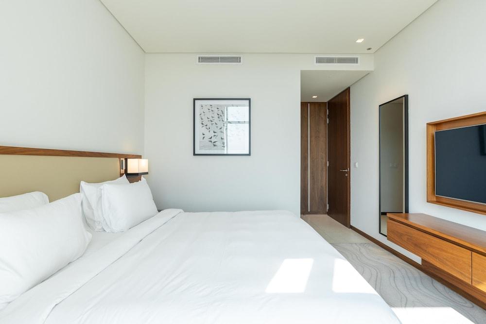 SuperHost - Spacious Apartment With Balcony and Large Pool