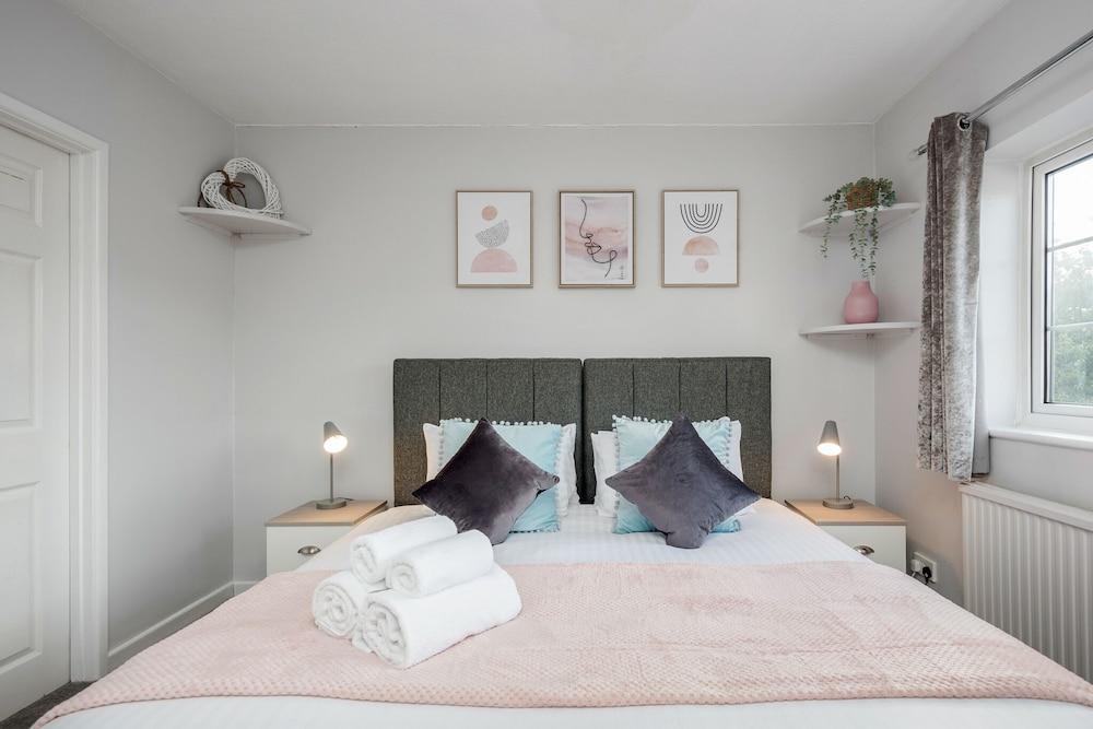 Ascot Pet Friendly 4 Bed House Parking