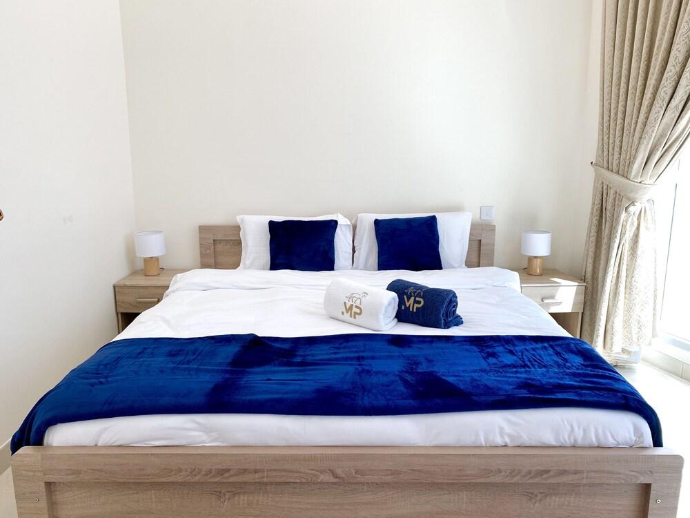 Luxury 2BR Apartment with partial Marina views