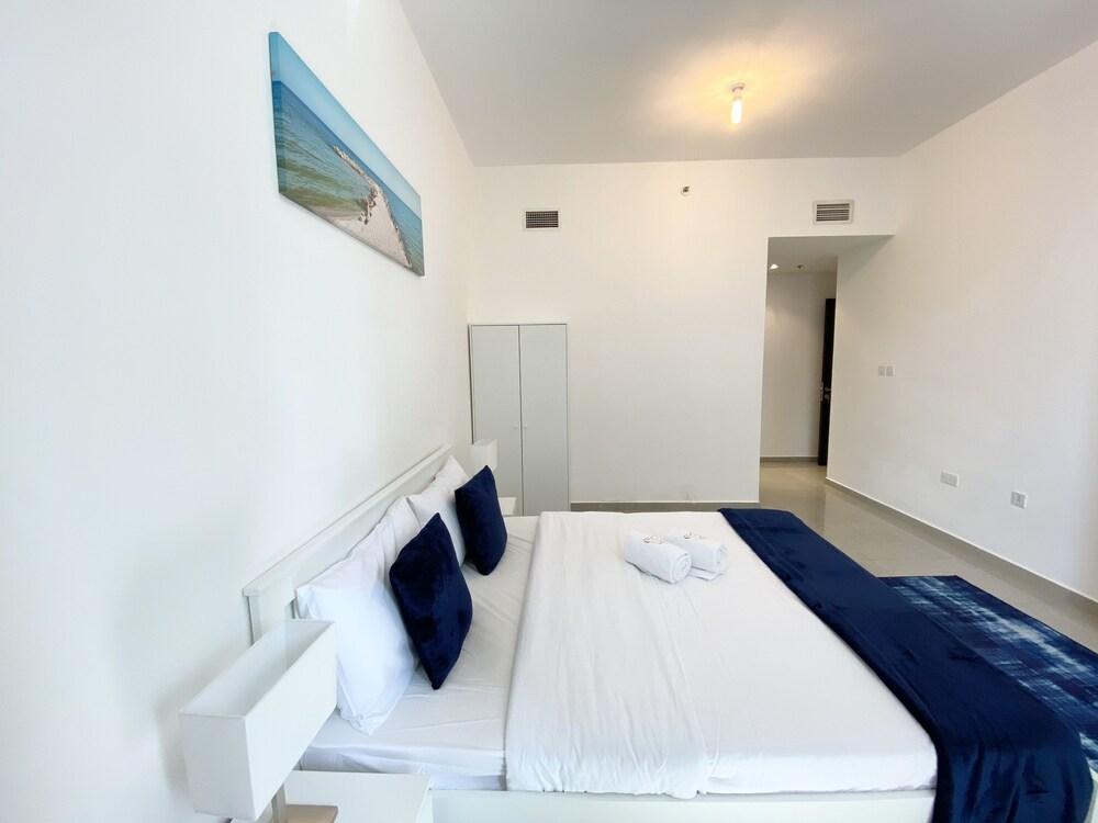 Stunning 3BR Apt. with panoramic Marina views