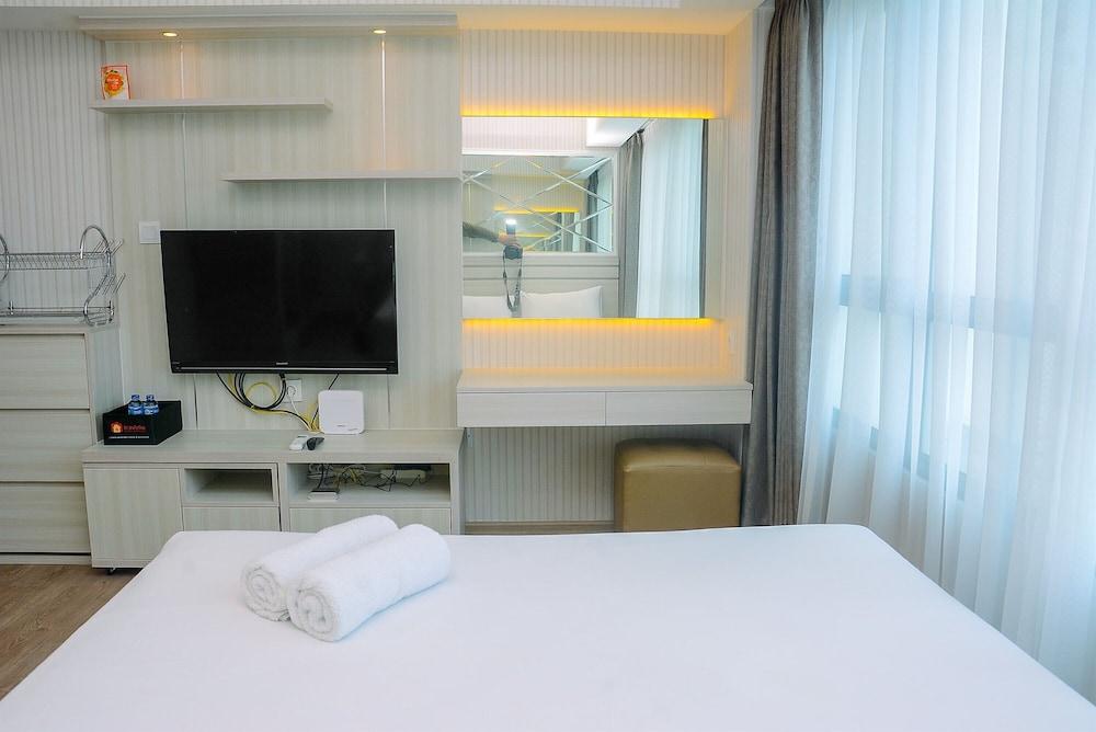 Best Studio with Pool View Springlake Summarecon Apartment