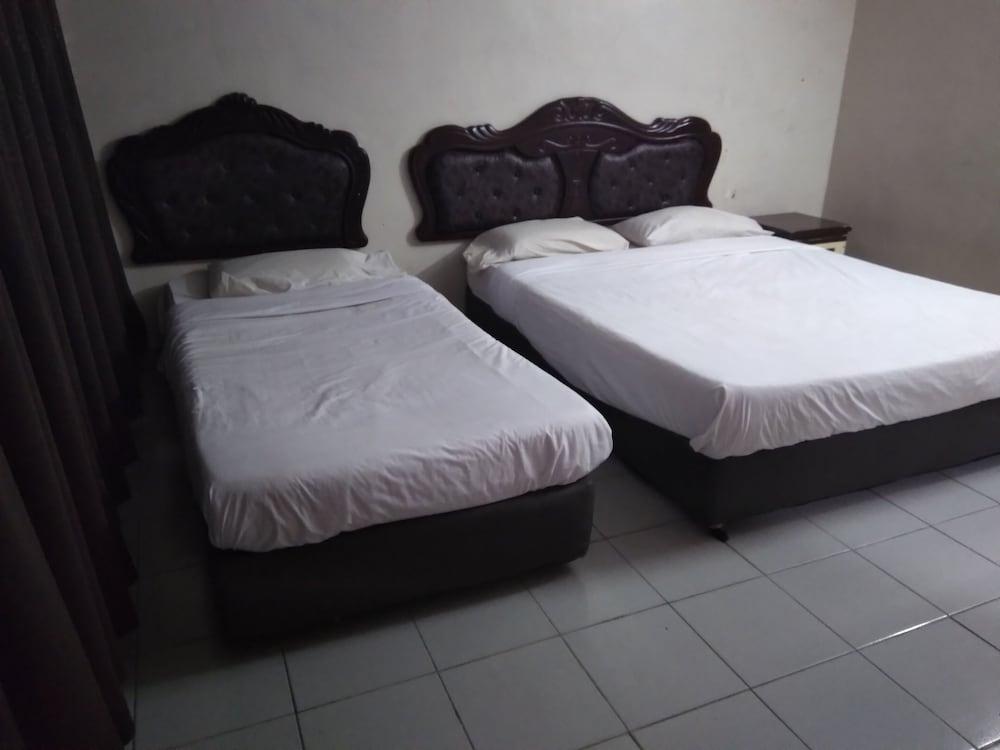 OYO 90376 Centre Point Hotel