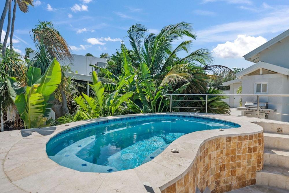 Massive Oceanfront Villa - Spa - Sauna - Gameroom - Malmok!