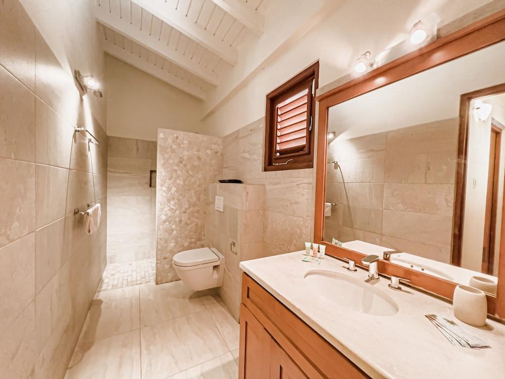 Secluded Villa With Pool3min to Beachfree Utilities