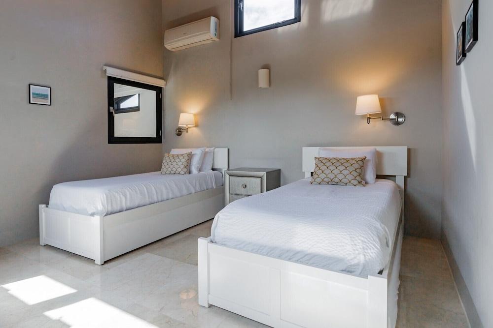 Stunning Villa With Infinity Pool & Outdoor Kitchen! Across From Marriott!